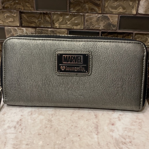 Like New ‼️ Thor Marvel Loungefly Wallet - Picture 2 of 5